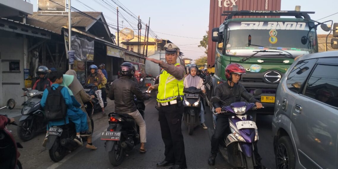 Antisipasi Kemacetan Pagi, Unit Lantas Polsek Sukalarang Laksanakan Gatur Lalin Saat Jam Masuk Karyawan
