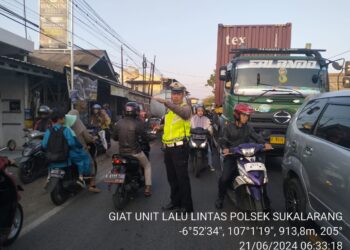 Antisipasi Kemacetan Pagi, Unit Lantas Polsek Sukalarang Laksanakan Gatur Lalin Saat Jam Masuk Karyawan