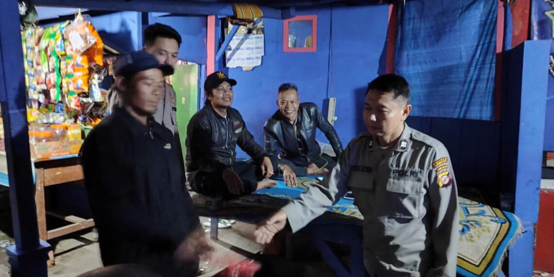Patroli Dialogis Personil Polsek Sukalarang Sambangi Ronda Malam Antisipasi C3 Dan Gukamtibmas