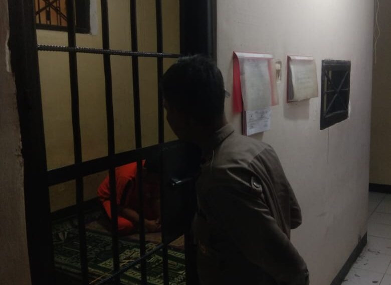 Pastikan Aman Terkendali, KSPK Polsek Sukalarang Cek dan Kontrol Tahanan