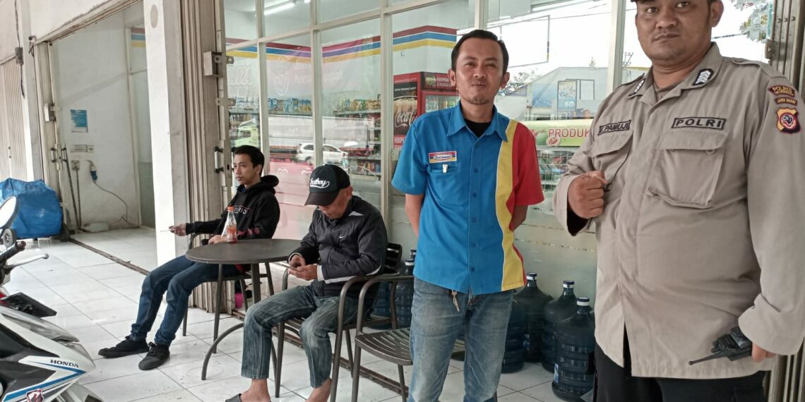 Polsek Kebonpedes Dialogis Dengan Karyawan Mini Market Sampaikan Himbauan Kamtibmas