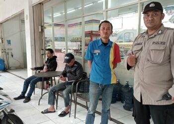 Polsek Kebonpedes Dialogis Dengan Karyawan Mini Market Sampaikan Himbauan Kamtibmas