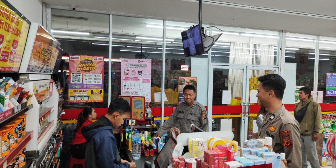 Personil Polsek Sukalarang Patroli Malam Sambangi Toko Minimarket dan Dialogis dengan Karyawan