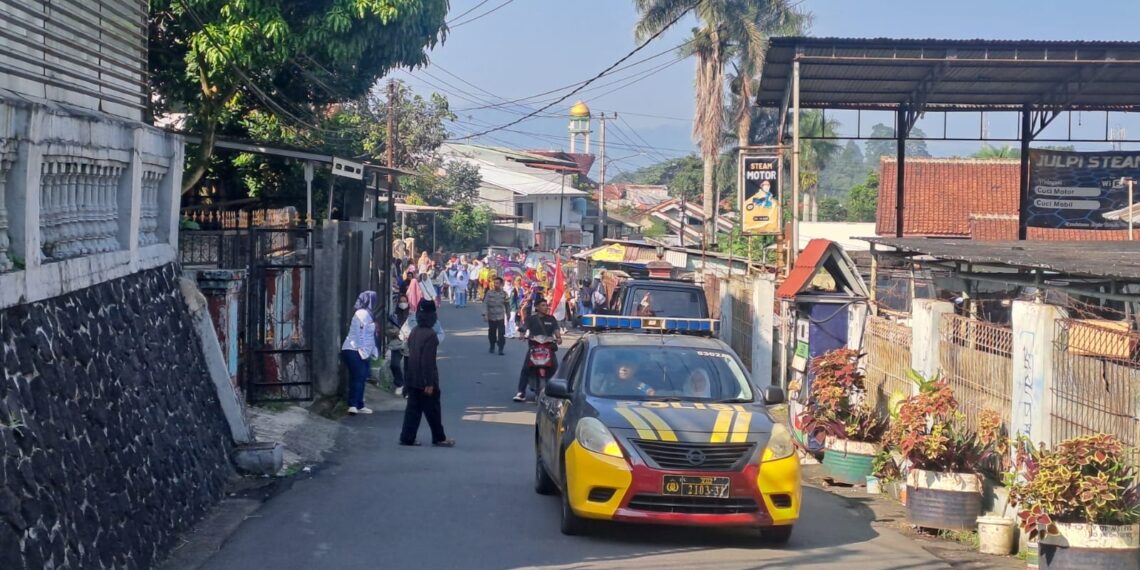 Polsek Citamiang Lakukan Pengamanan Pawai Kenaikan Kelas MI HIDAYATUL ATHFAL dan MDTA Darussalam Nanggeleng Kota Sukabumi