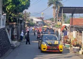 Polsek Citamiang Lakukan Pengamanan Pawai Kenaikan Kelas MI HIDAYATUL ATHFAL dan MDTA Darussalam Nanggeleng Kota Sukabumi