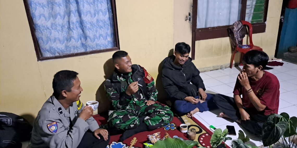 Sinergitas TNI -Polri, Bhabinkamtibmas Polsek Sukaraja Laksanakan Patroli Malam Bareng Babinsa