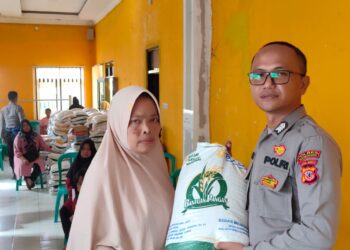 Bhabinkamtibmas Polsek Cisaat Monitoring Pembagian Beras Di Desa Binaan