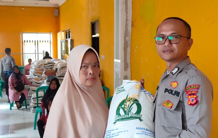 Bhabinkamtibmas Polsek Cisaat Monitoring Pembagian Beras Di Desa Binaan
