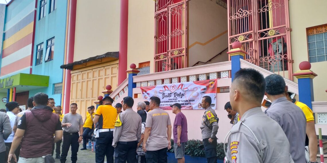 Polsek Baros sukseskan HUT Bhayangkara Ke 78 dengan Bhakti Religi di Vihara Dharma Ratna