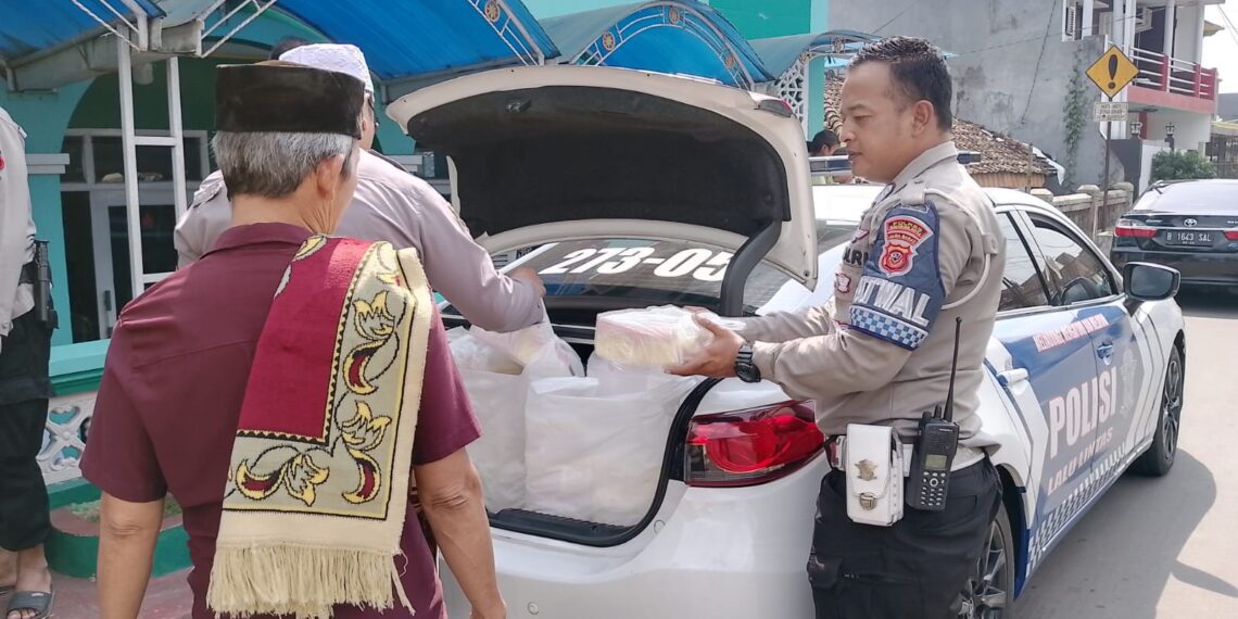 Lakukan Jum’at Berbagi, Polantas di Sukabumi Bagi-bagi Nasi Kotak