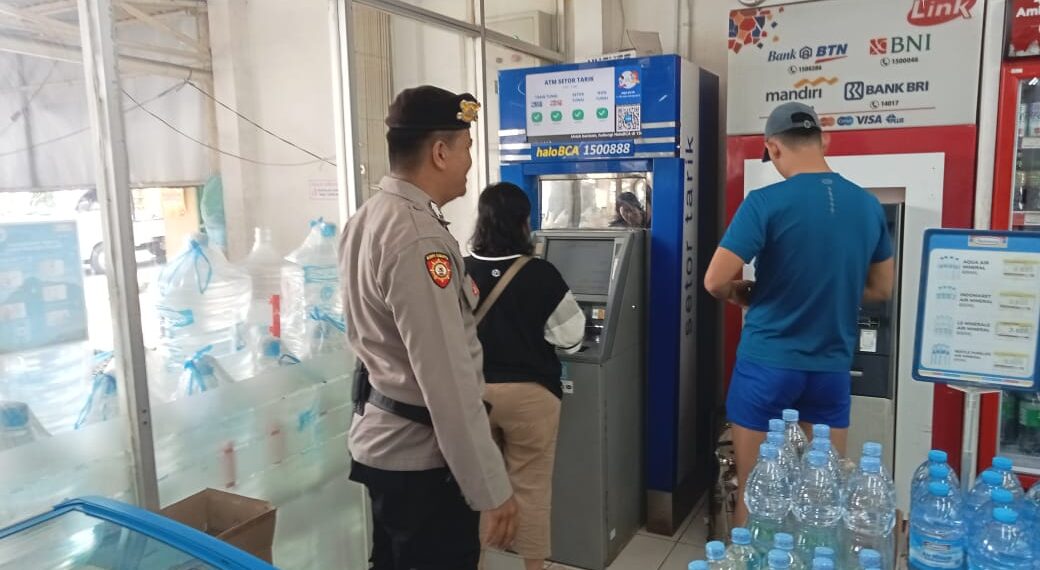 Anggota patroli Polsek Lembursitu Polres Sukabumi Kota Pantau Dan Cek Mesin Atm
