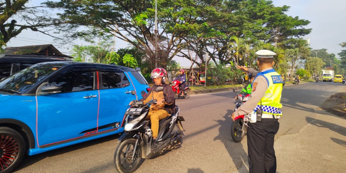Gatur pagi, bentuk pelayanan personil polsek baros kepada masyarakat.