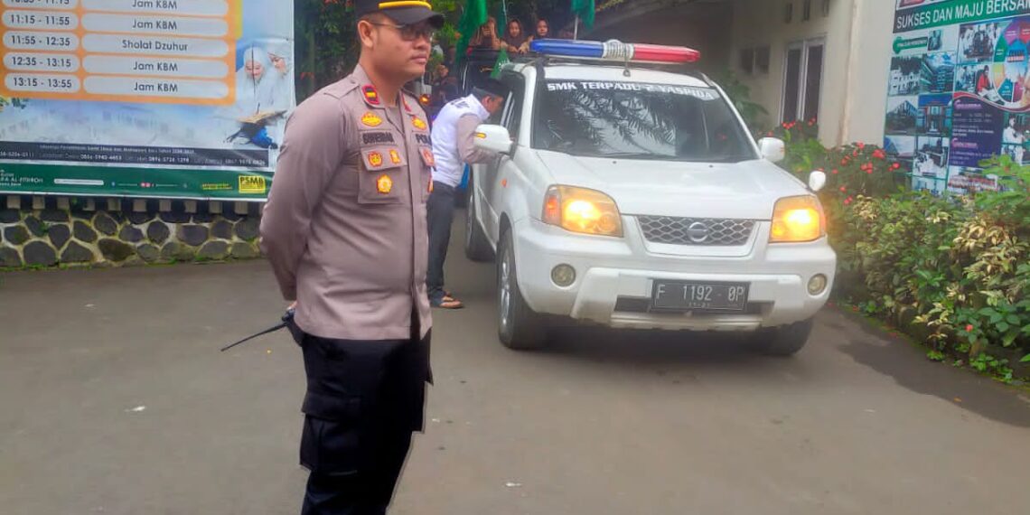Bhabinkamtibmas polsek kadudampit laksanakan Pengamanan Giat pawai karnaval kreasi anak dalam rangka samenan Kenaikan Kelas