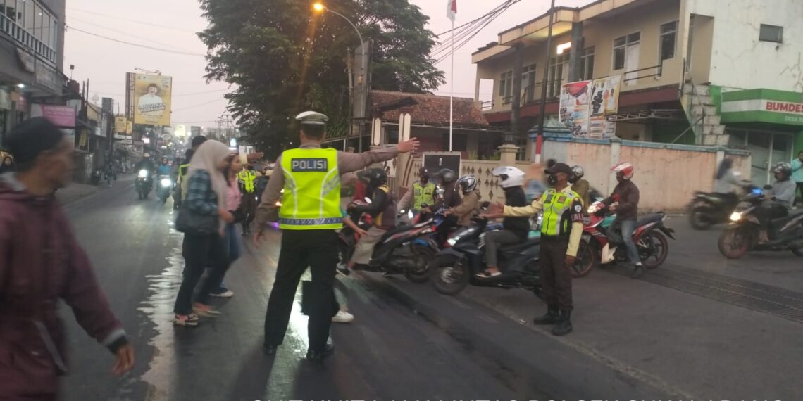 Antisipasi Kemacetan Pagi, Unit Lantas Polsek Sukalarang Melaksanakan Gatur Lalin Saat Jam Masuk Karyawan