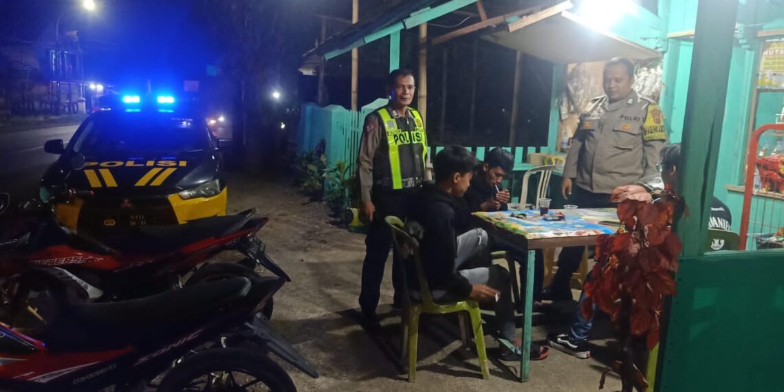 Patroli KRYD Malam  Personil Polsek Sukalarang Sambangi Warga Dan Pemuda Yang Lagi Nongkrong,