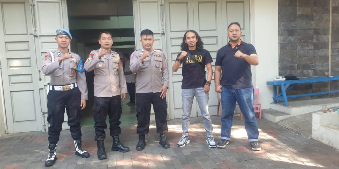 Personil Polsek Sukalarang Melaksanakan Giat PAM Pengamanan Ibadah Kebaktian di Gereja, (GKI) Penginjil Kota Sukabumi