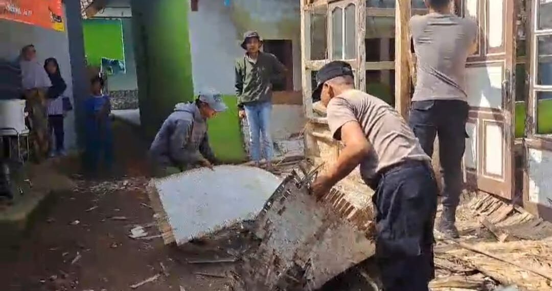 Polri Peduli, Perbaiki Rumah Warga Melalui Progam Rutilahu