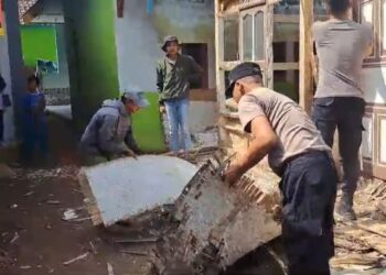 Polri Peduli, Perbaiki Rumah Warga Melalui Progam Rutilahu