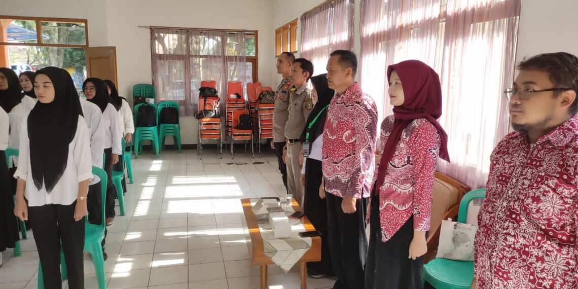 20 Anggota Pantarlih Tingkat Kelurahan Jayaraksa Dilantik. Bhabinkamtibmas Hadiri Kegiatan Di Aula Kelurahan Jayaraksa