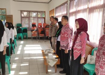 20 Anggota Pantarlih Tingkat Kelurahan Jayaraksa Dilantik. Bhabinkamtibmas Hadiri Kegiatan Di Aula Kelurahan Jayaraksa