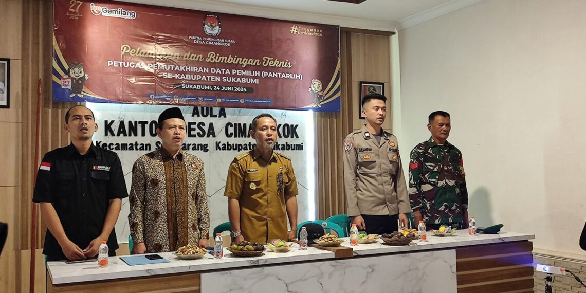Senergitas TNI-Polri Bhabinkamtibmas Polsek Sukalarang Hadiri Pelantikan dan Bimtek serentak Pantarlih (Petugas Pemutakhiran Data Pemilih) Desa Cimangkok