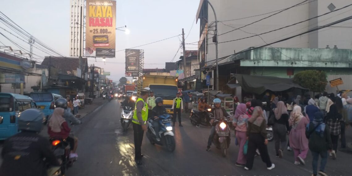 Antisipasi Kemacetan Pagi, Unit Lantas Polsek Sukalarang Laksanakan Gatur Lalin Saat Jam Masuk Karyawan