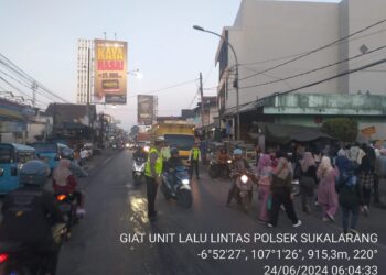 Antisipasi Kemacetan Pagi, Unit Lantas Polsek Sukalarang Laksanakan Gatur Lalin Saat Jam Masuk Karyawan