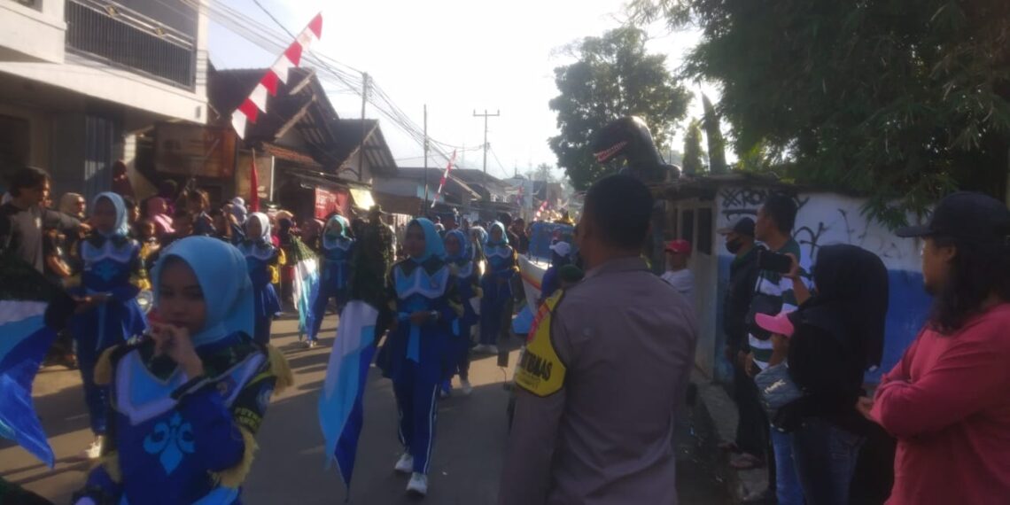 Bhabinkamtibmas dan Unit Patroli Polsek Kadudampit laksanakan Pengamanan Giat Pawai Karnaval dan Kreasi Anak Dalam Rangka Kenaikan Kelas