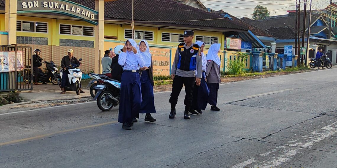 Wujud Kepedulian, Polisi Bantu Anak-Anak Sekolah Menyeberang Jalan