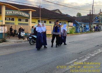 Wujud Kepedulian, Polisi Bantu Anak-Anak Sekolah Menyeberang Jalan