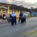 Wujud Kepedulian, Polisi Bantu Anak-Anak Sekolah Menyeberang Jalan