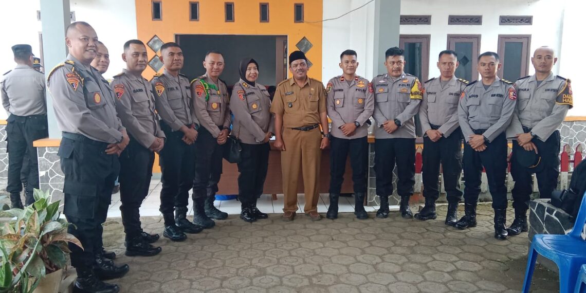 Bhabinkamtias Dampingi Puluhan Peserta Didik Setukpa Lemdiklat Polri Adakan Penyuluhan Kamtibmas