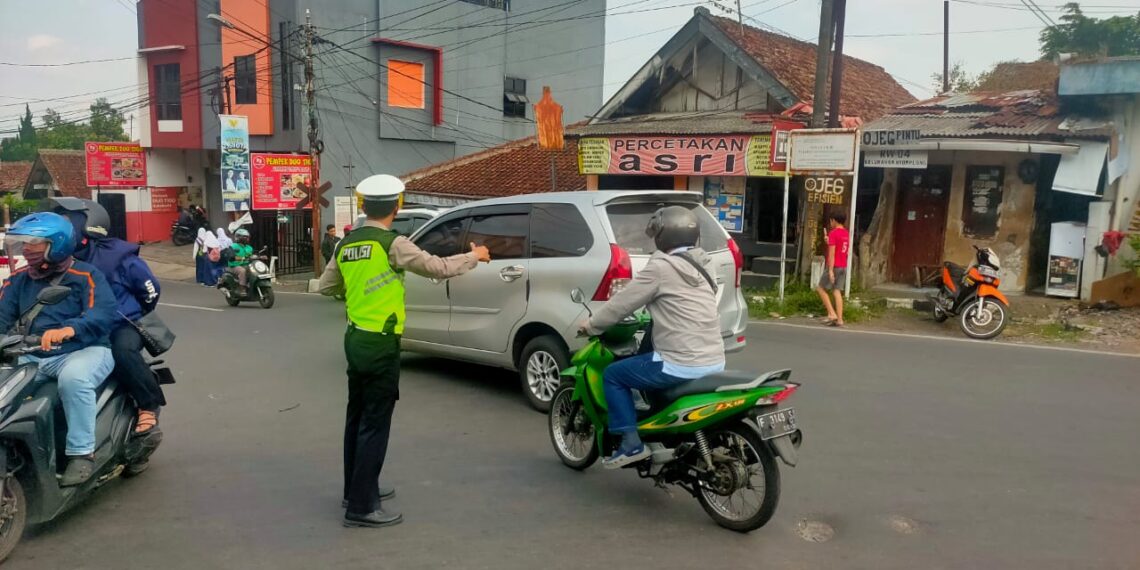 Gatur Lalu Lintas Polsek Warudoyong Paska melintas Kereta Api Pangrango