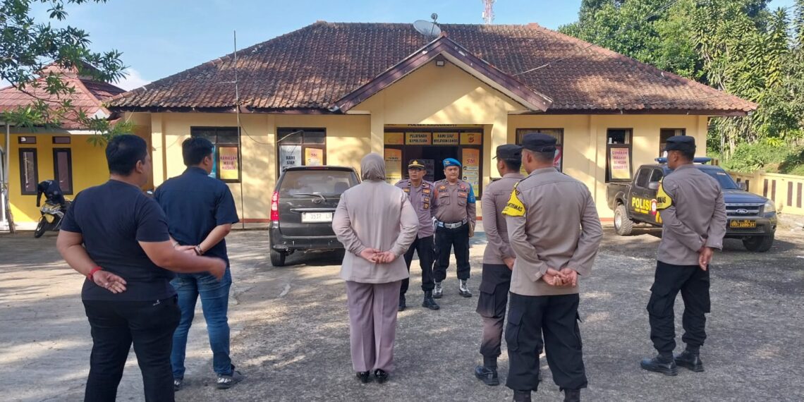 Apel Pagi dan Pengecekan Kelengkapan Personil Polsek Kadudampit sebagai Bentuk Kedisiplinan dan Kesiapsiagaan Polsek Kadudampit