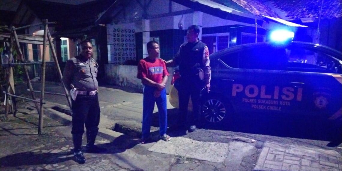 Pantau Situasi Wilayah, Polsek Cikole Laksanakan Giat Patroli Dialogis Dimalam Hari