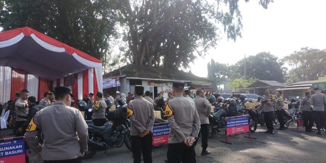 Menyambut HUT Bhayangkara Ke-78, Bhabinkamtibmas Dampingi Warganya Hadiri Bakti Sosial HUT Bhayangkara