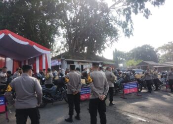 Menyambut HUT Bhayangkara Ke-78, Bhabinkamtibmas Dampingi Warganya Hadiri Bakti Sosial HUT Bhayangkara