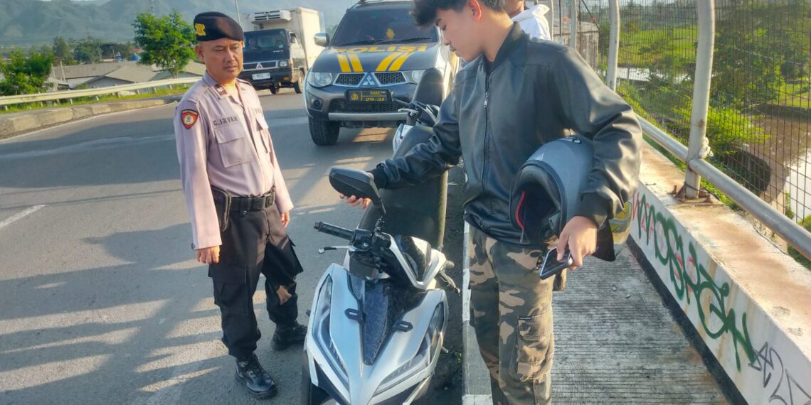 Giat Preventif, Unit Patroli Samapta Polsek Cibeureum Berpatroli dan Sambangi Warga