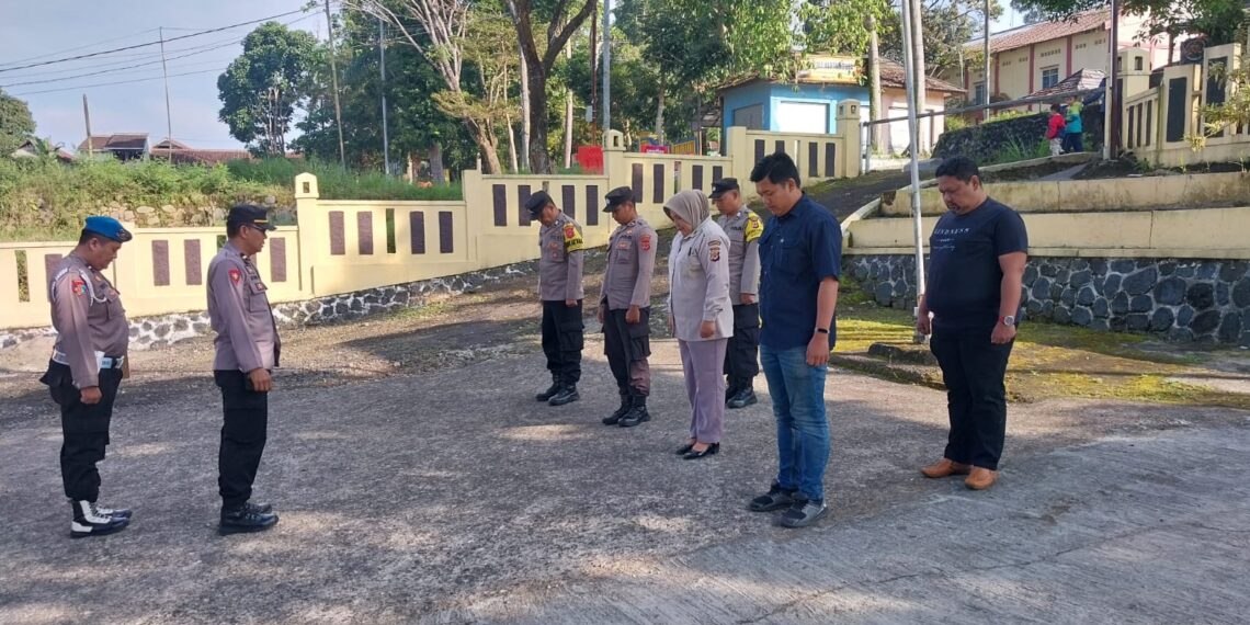Apel Pagi dan Pengecekan Kelengkapan Personil Polsek Kadudampit sebagai Bentuk Kedisiplinan dan Kesiapsiagaan Polsek Kadudampit