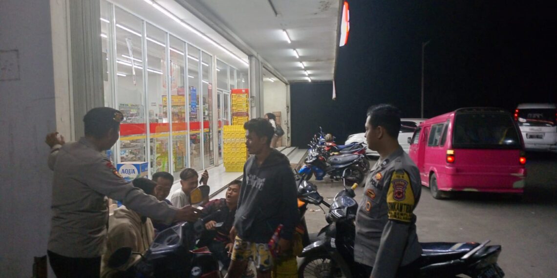 Polsek Sukalarang Patroli Toko Minimarket dan Dialogis dengan Masyarakat