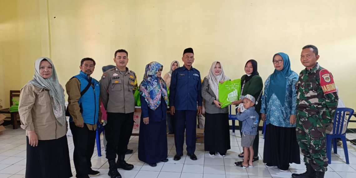 Cegah Stunting, Bhabinkamtibmas Monitoring Pembagian Bansos Kepada Keluarga Rawan Stunting