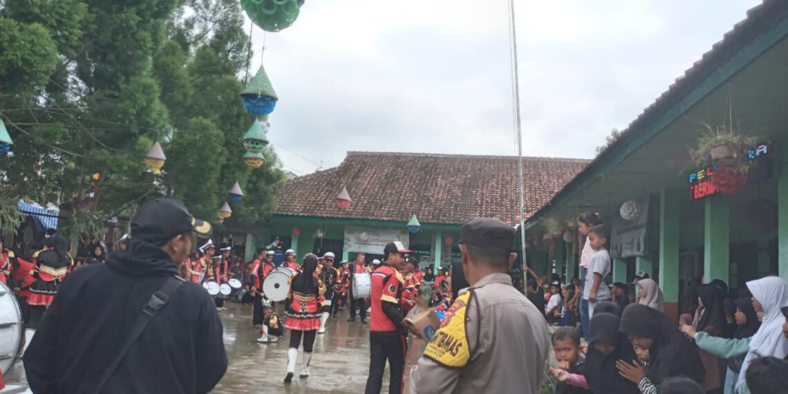 Personil Polsek Kadudampit Laksanakan Pengamanan Giat Pawai Karnaval Kenaikan Kelas dan Perpisahan 