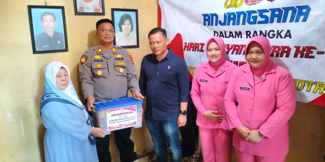 HUT Bhayangkara Ke 78. Kapolsek Baros Wujudkan Anjangsana Tali Kasih Peduli Sesama Bersama Keluarga E. Rifai