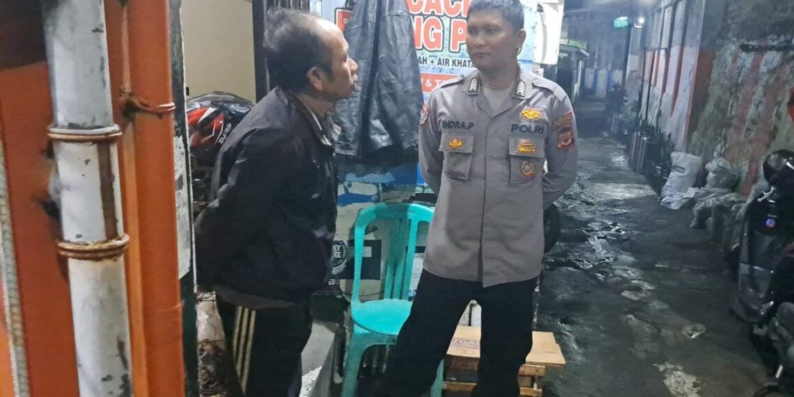 Serap Informasi Kamtibmas, Bhabinkamtibmas Polsek Cikole Laksanakan Giat Sambang Warga