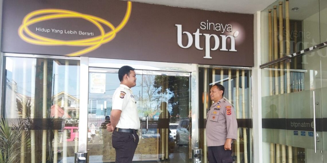 Unit Samapta Polsek Cikole Laksanakan Patroli Dialogis Dengan Satpam Perbankan
