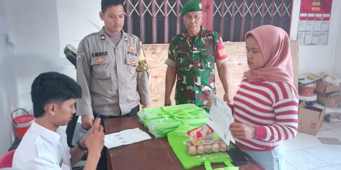 Senergitas TNI-Polri Bhabinkamtibmas Desa Semplak Polsek Sukalarang Monitoring Penyaluran ke KRS di Aula Desa