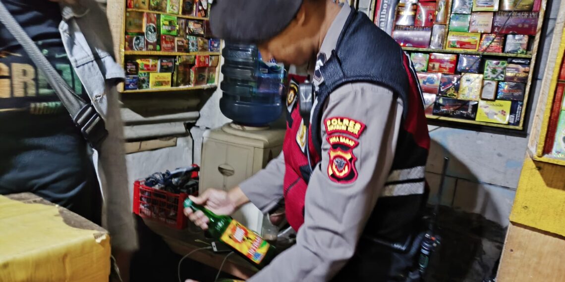 Sita 2 Botol Miras, Tingkatkan Harkamtibmas Kapolsek Baros Gencarkan Operasi Miras