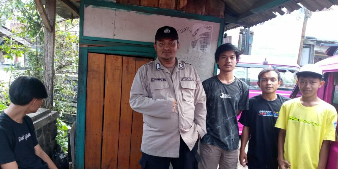 Wujud Kepedulian, Polisi Bantu Anak-Anak Sekolah Menyeberang Jalan