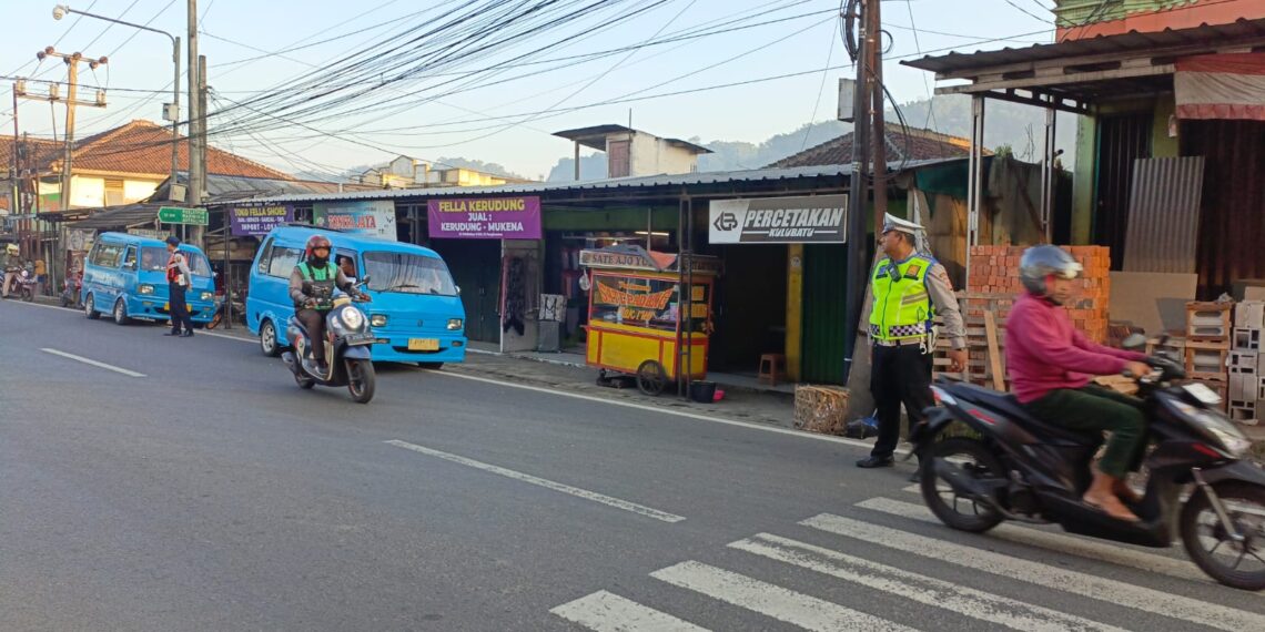 Anggota Polsek Gunungguruh Laksanakan Gatur Lalin Pagi Di Pangleseran