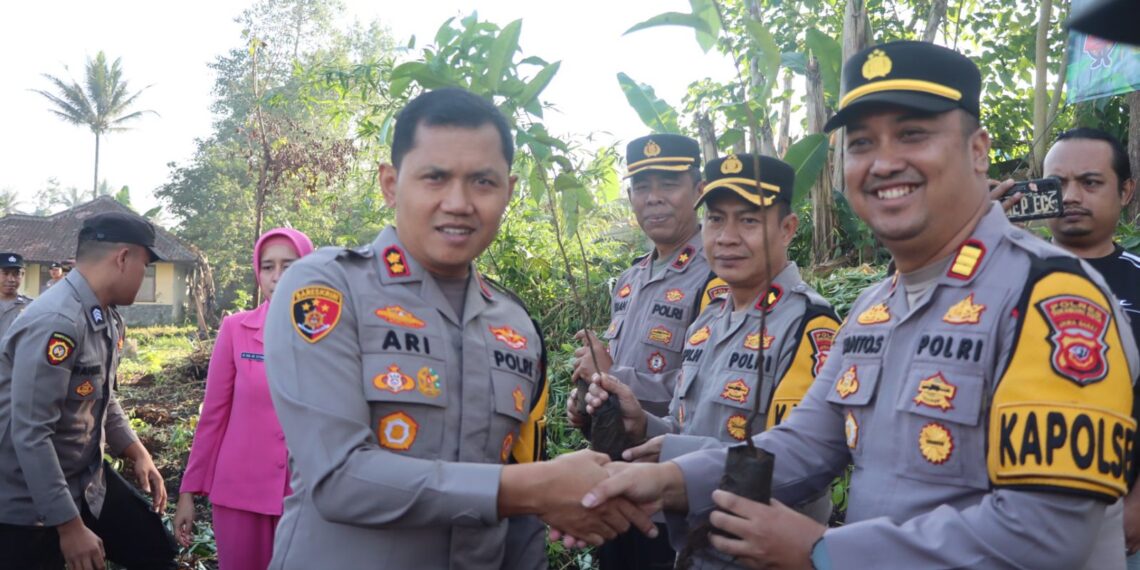 Sambut Hari Bhayangkara ke-78, Polres Sukabumi Kota Tanam 1100 bibit Pohon